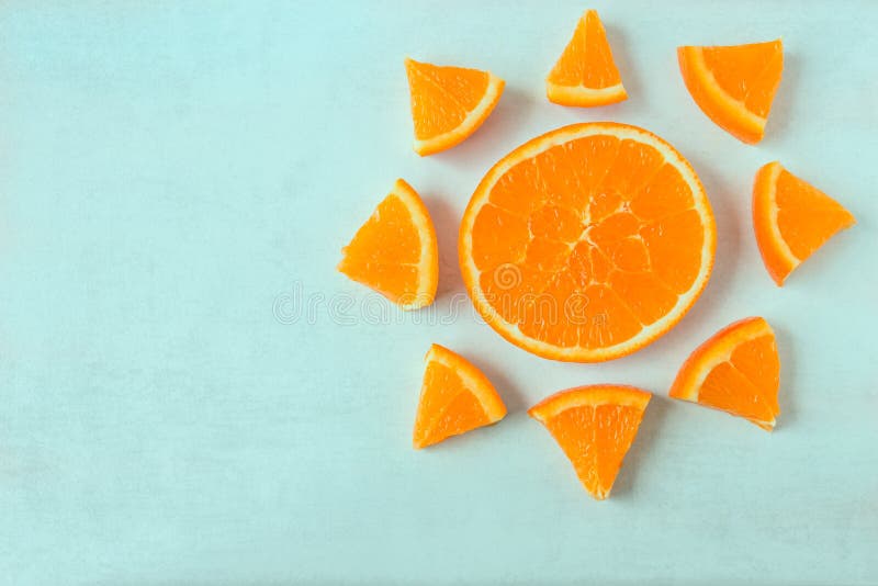 Helle saftige orange Scheiben in Form einer Sonne auf einem Licht zurück stockfotos Helle saftige orange Scheiben in Form einer Sonne auf einem Licht zurück stockfotos