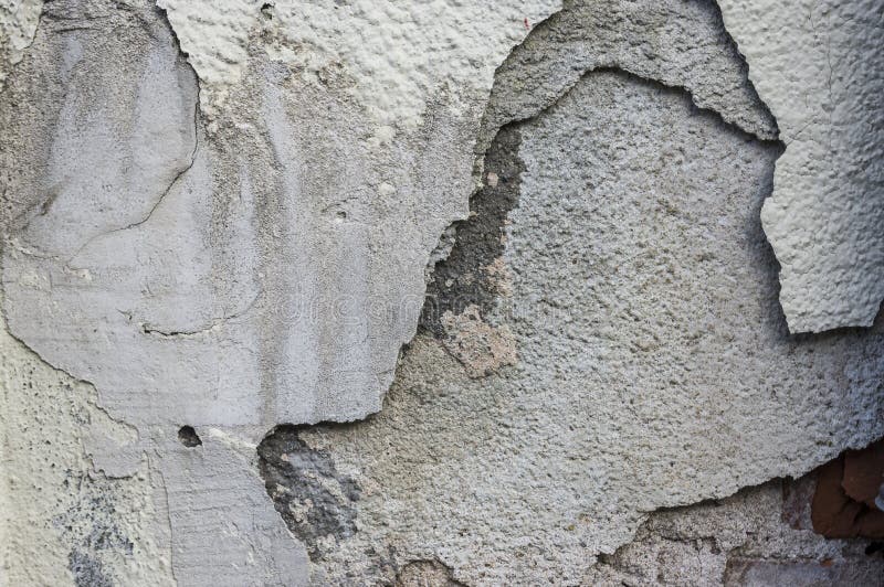 Hellend pleister met barsten in verscheidene lagen op reno van de huismuur stock afbeeldingen Hellend pleister met barsten in verscheidene lagen op reno van de huismuur stock afbeeldingen