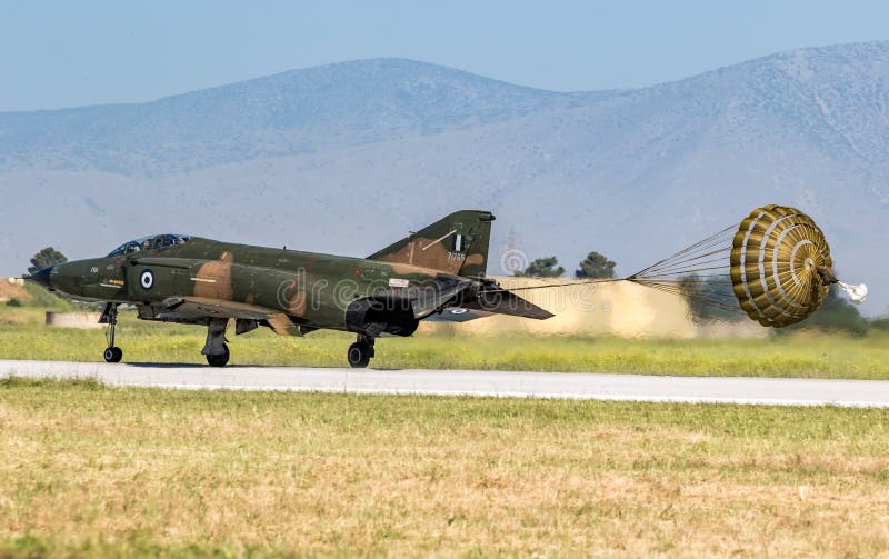 Hellenic Untersuchungs-Düsenflugzeuglandung des Luftwaffe Rf4ephantoms II Bremsfallschirm an larissa Flughafen. Griechenland kann