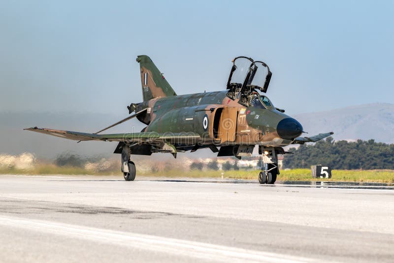 Hellenisches Untersuchungs-Düsenflugzeug des Luftwaffe Rf4ephantoms II, das an larissa Flughafen mit einem Taxi wird. Griechenland