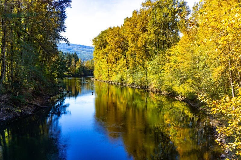 Heller blauer Fluss Washington State lizenzfreie stockbilder Heller blauer Fluss Washington State lizenzfreie stockbilder