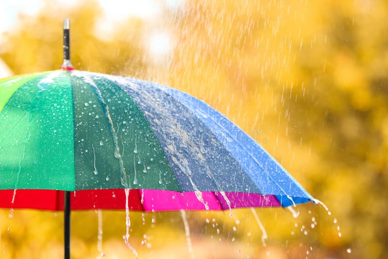 Heller Farbregenschirm unter Regen draußen, Nahaufnahme