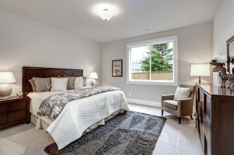 Heller moderner Hauptschlafzimmerinnenraum mit darkwood Bett und Aufbereiter lizenzfreie stockfotos Heller moderner Hauptschlafzimmerinnenraum mit darkwood Bett und Aufbereiter lizenzfreie stockfotos