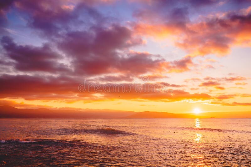 Heller Sonnenuntergang oder Sonnenaufgang im Ozean Landschaft mit warmen Sonnenuntergang- oder Sonnenaufgangfarben lizenzfreies stockbild Heller Sonnenuntergang oder Sonnenaufgang im Ozean Landschaft mit warmen Sonnenuntergang- oder Sonnenaufgangfarben lizenzfreies stockbild