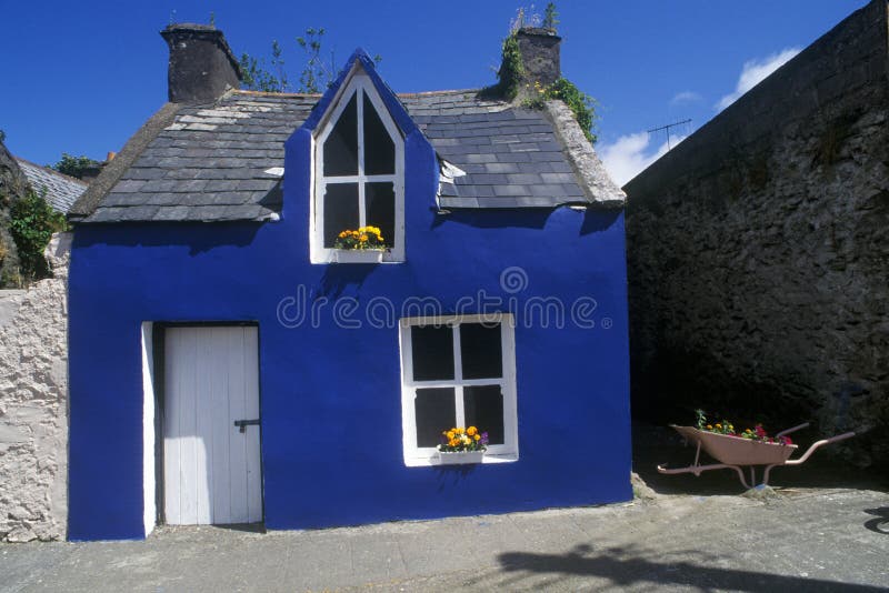 Helles blaues Haus in Ardgroom-Dorf, Korken, Irland stockfotos Helles blaues Haus in Ardgroom-Dorf, Korken, Irland stockfotos