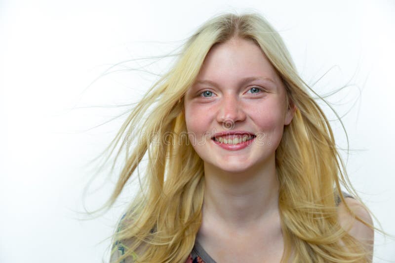 Helles blondes Mädchen mit dem langen Haar im Wind lizenzfreie stockfotografie Helles blondes Mädchen mit dem langen Haar im Wind lizenzfreie stockfotografie