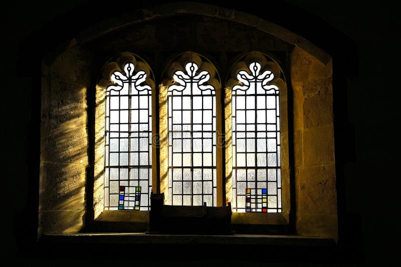 Helles Kommen durch altes Fenster stockfoto Helles Kommen durch altes Fenster stockfoto