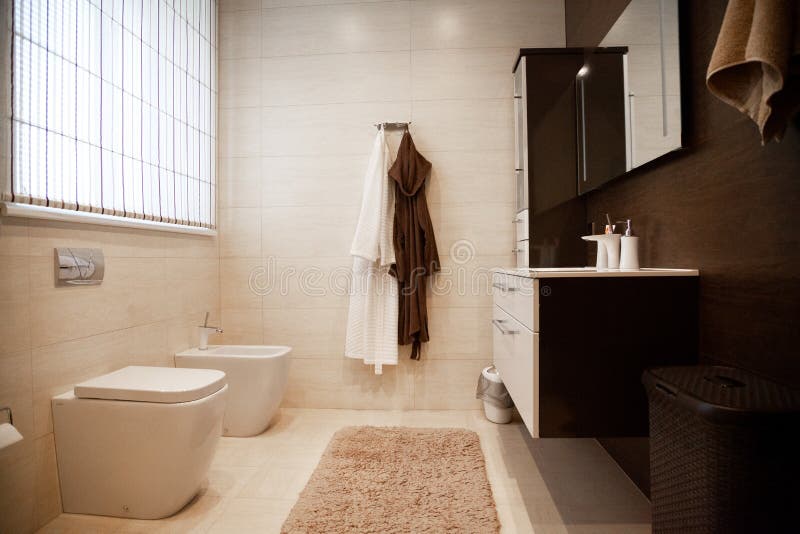 Helles neues Badezimmer Innen mit Glasweg in der Duscheinfassung, braunes Eitelkeitskabinett und zusammengepaßt mit Mosaikfliese stockfotografie Helles neues Badezimmer Innen mit Glasweg in der Duscheinfassung, braunes Eitelkeitskabinett und zusammengepaßt mit Mosaikfliese stockfotografie