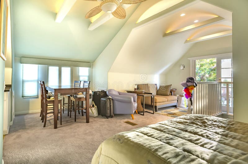 Heller Raum Mit Antikem Stuhl Und Osmanen Stockfoto - Bild von wand