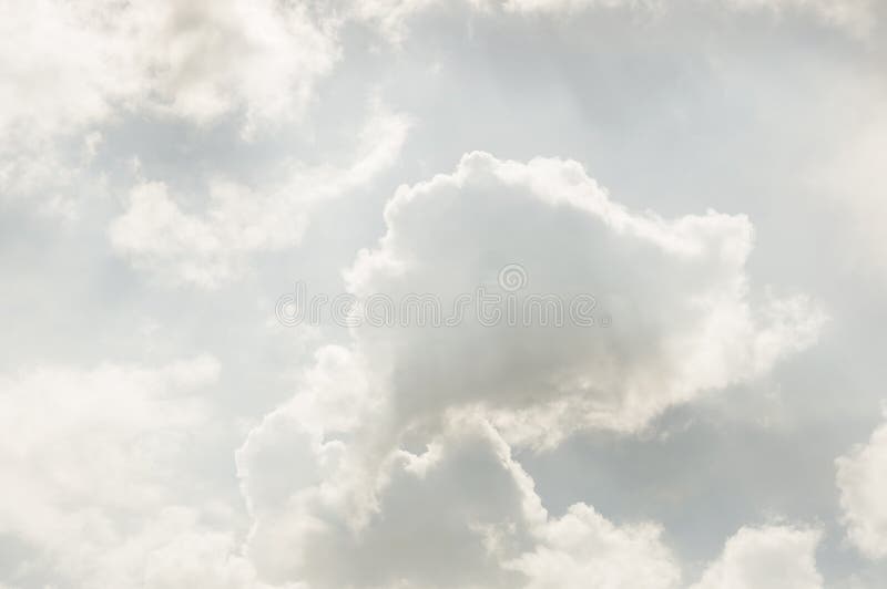 Hellgrauer Himmel mit viel bewölkt sich Hintergrund des Himmels Schöner Abend stockfoto Hellgrauer Himmel mit viel bewölkt sich Hintergrund des Himmels Schöner Abend stockfoto