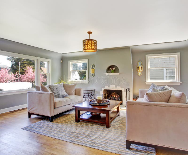 Hellgraues Wohnzimmer Mit Weissen Sofas Und Kamin Stockfoto Bild Von Grau Familie 42628342