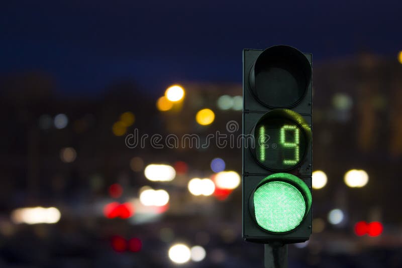 Hellgrünes Signal des Verkehrs auf der Nacht lizenzfreie stockbilder Hellgrünes Signal des Verkehrs auf der Nacht lizenzfreie stockbilder