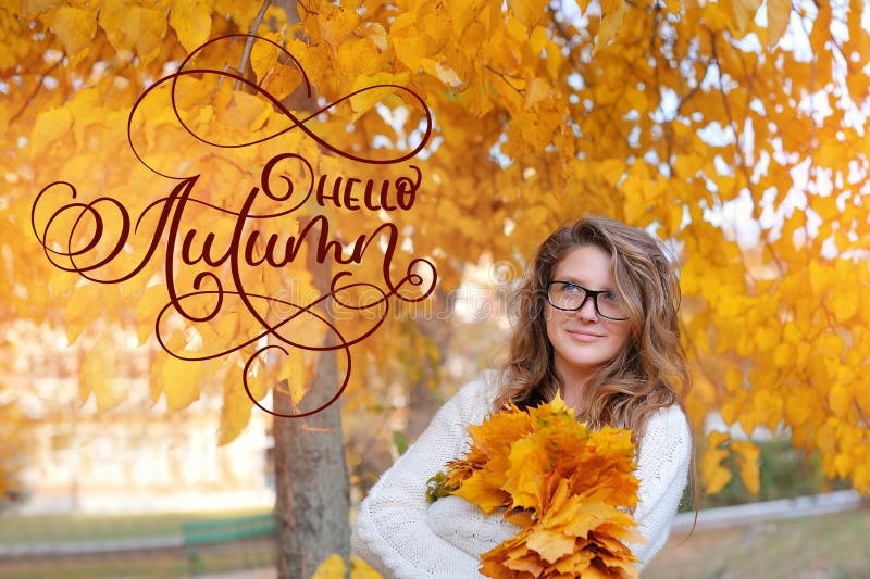 Hello-de van letters voorziende tekst van de de Herfstkalligrafie mooi meisje in de herfst van glazen voor visie in geel weiland stock fotografie Hello-de van letters voorziende tekst van de de Herfstkalligrafie mooi meisje in de herfst van glazen voor visie in geel weiland stock fotografie