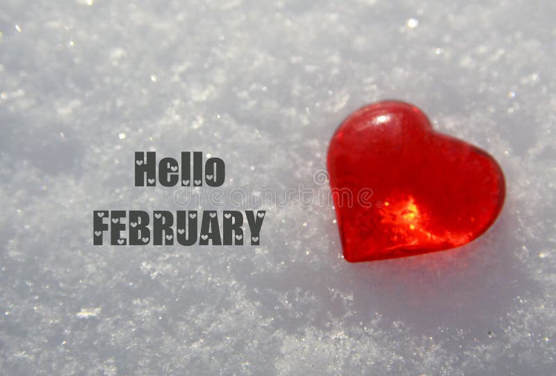 Hello februari Decoratief rood hart op natuurlijke witte sneeuwachtergrond De wintervakantie of Valentijnskaartendagconcept