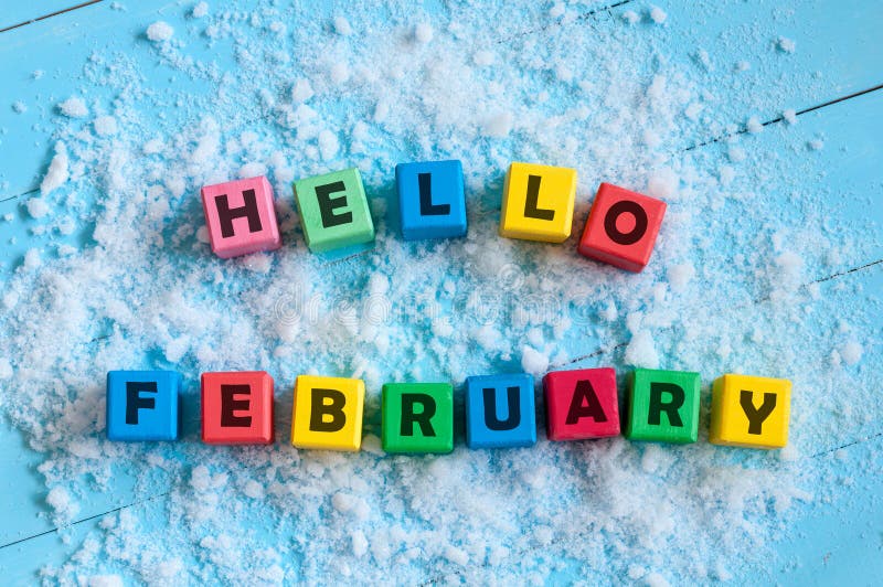 Hello Februari op kleuren houten stuk speelgoed kubussen op lichte achtergrond met sneeuw wordt geschreven die