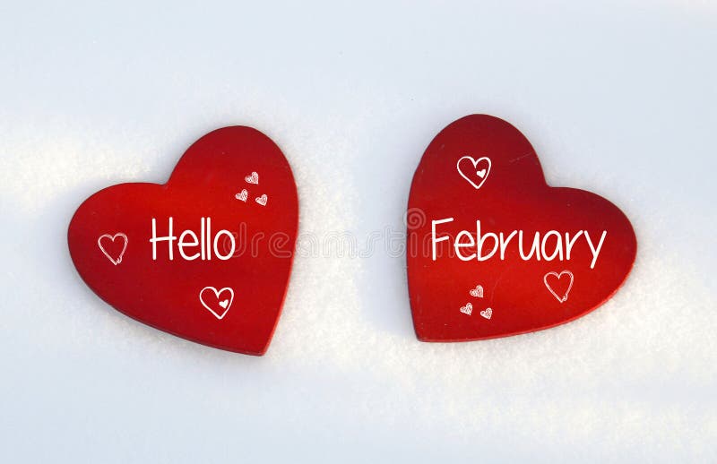 Hello februari Twee rode houten harten op natuurlijke witte sneeuwachtergrond De wintervakantie of Valentijnskaartendagconcept