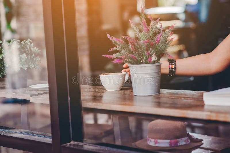 Hello i morgonen med aromatiskt kaffe älskar jag kaffe som jag gillar t royaltyfria bilder Hello i morgonen med aromatiskt kaffe älskar jag kaffe som jag gillar t royaltyfria bilder
