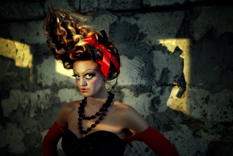 Heloween photo à thème de femme sexy avec l'art du visage et la coiffure originale à l'extérieur photo libre de droits