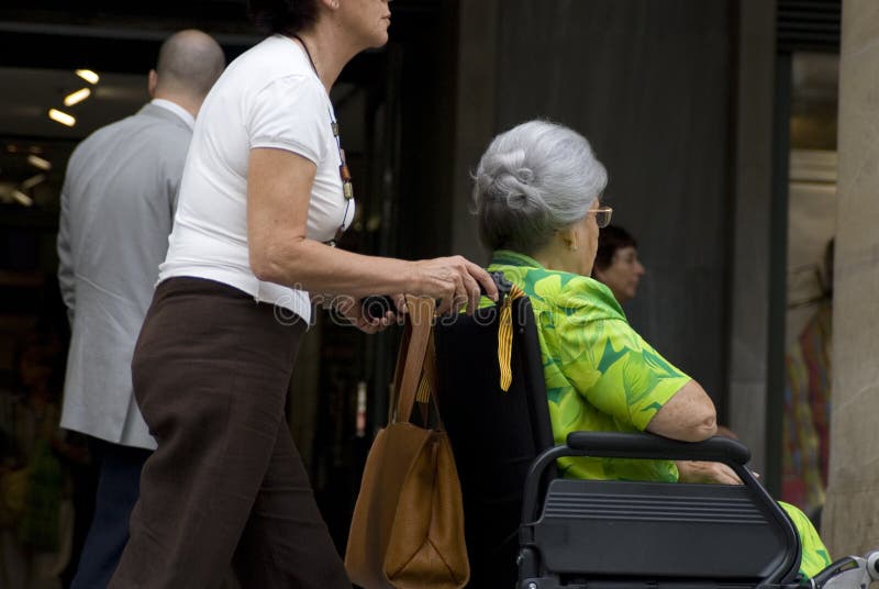 Una mujer emprendedor silla de ruedas viejo una mujer.