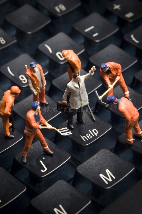 Pracovník figúrky, ktoré predstavujú pozrieť, ako keď pracujú na klávesnici počítača.