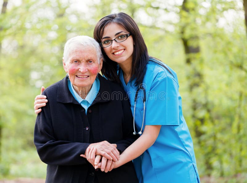 Portrét milující sestra pomáhá starší dáma drží ji za ruce.