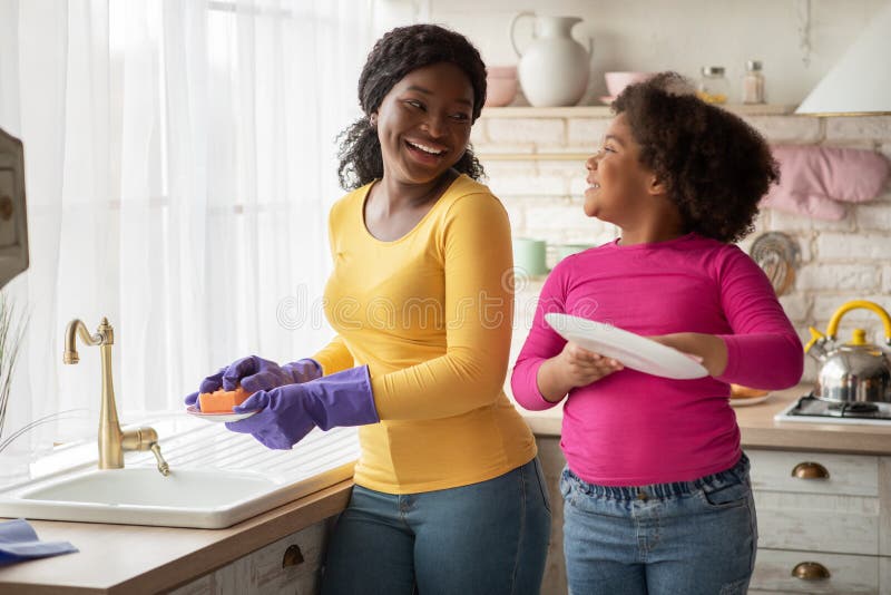 https://thumbs.dreamstime.com/b/helping-hand-cute-little-black-girl-helps-her-mom-kitchen-happy-african-american-woman-preschooler-daughter-washing-wiping-212064965.jpg