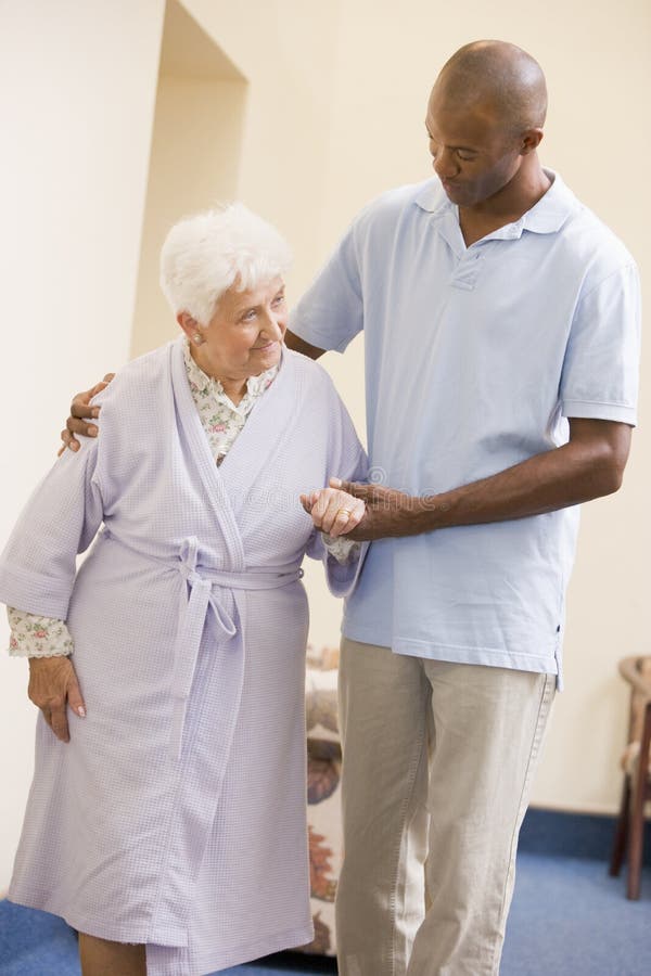 helping nurse senior to walk woman στοκ φωτογραφίες helping nurse senior to walk woman στοκ φωτογραφίες