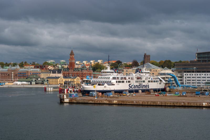 Helsingbog, Suède - 9 octobre 2016 : vue de la ville et du port à bord du ferry à naviguer au Danemark image libre de droits Helsingbog, Suède - 9 octobre 2016 : vue de la ville et du port à bord du ferry à naviguer au Danemark image libre de droits