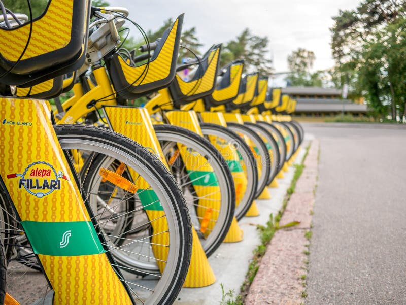 Helsingfors Finland Juni 11, 2019: Yelow stadscyklar som ska hyras royaltyfri bild Helsingfors Finland Juni 11, 2019: Yelow stadscyklar som ska hyras royaltyfri bild