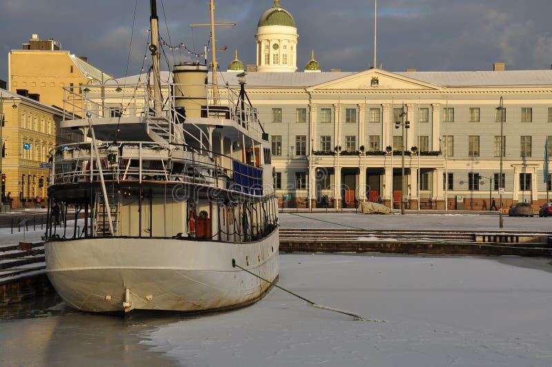 Helsingfors stadshus och gammal port i vinter arkivfoton Helsingfors stadshus och gammal port i vinter arkivfoton
