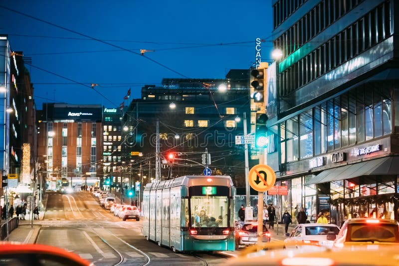 Helsinki, Finland De tram vertrekt van een Einde op Kaivokatu-Straat stock foto's Helsinki, Finland De tram vertrekt van een Einde op Kaivokatu-Straat stock foto's