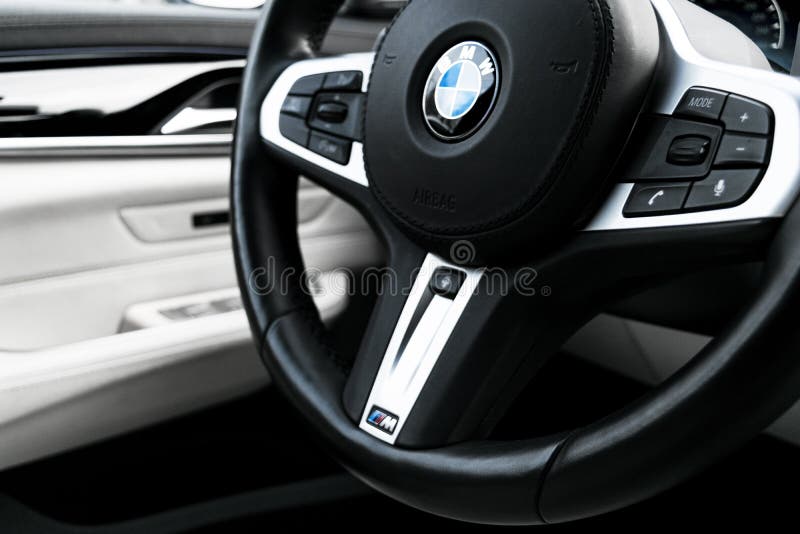  BMW 0i M Perfomance Primer plano del volante con el logotipo de BMW.  Detalles interiores de coches modernos.  coche, dentro, editorial Colección de imágen