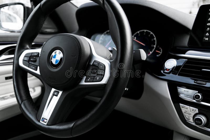  BMW 0i M Performance Primer plano del volante con el logotipo de BMW.  Detalles interiores de coches modernos.  coche dentro Foto editorial de stock
