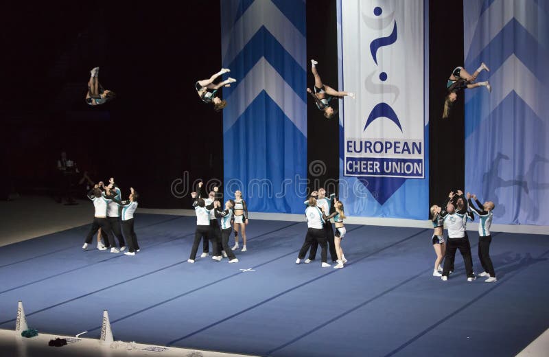 Helsinki, Finlande - 30 juin 2018 : Team Dolphins Coed d'Allemagne exécutant aux championnats Cheerleading européens 2018 d'ECU photos libres de droits Helsinki, Finlande - 30 juin 2018 : Team Dolphins Coed d'Allemagne exécutant aux championnats Cheerleading européens 2018 d'ECU photos libres de droits