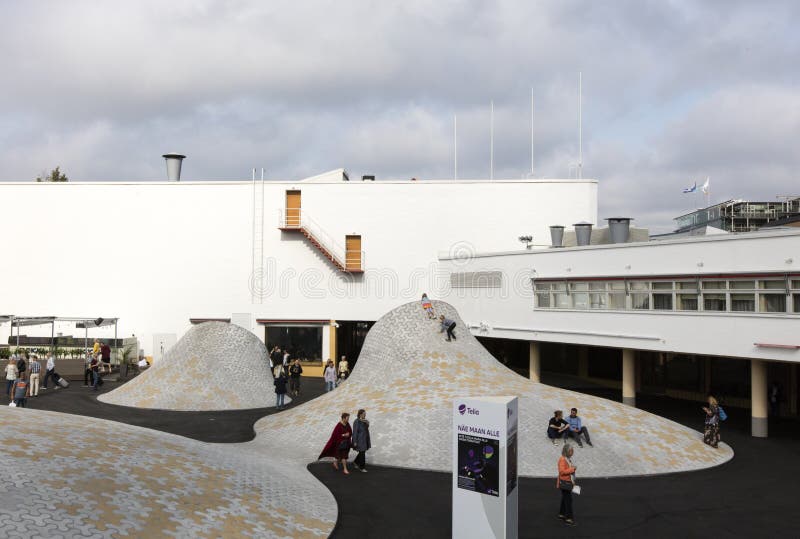 Helsinki, Finlande-septembre 9,2018 : Les dômes blancs sur le Lasipalatsi ajustent sur l'espace extérieur d'Amos Rex image stock Helsinki, Finlande-septembre 9,2018 : Les dômes blancs sur le Lasipalatsi ajustent sur l'espace extérieur d'Amos Rex image stock