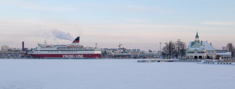 HELSINKI, FINLANDIA - 8 de enero de 2015: Barco de cruceros del pasajero de Viking Line que sale el puerto de Helsinki en inviern imágenes de archivo libres de regalías HELSINKI, FINLANDIA - 8 de enero de 2015: Barco de cruceros del pasajero de Viking Line que sale el puerto de Helsinki en inviern imágenes de archivo libres de regalías