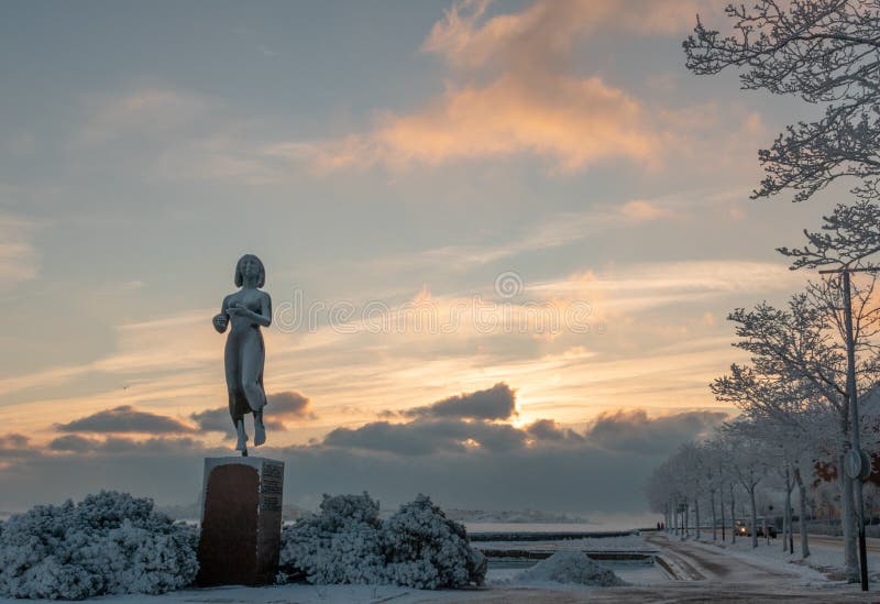 HELSINKI, FINLANDIA - 8 gennaio 2015: La statua di Rauhanpatsas di pace a Helsinki, Finlandia nell'inverno immagine stock HELSINKI, FINLANDIA - 8 gennaio 2015: La statua di Rauhanpatsas di pace a Helsinki, Finlandia nell'inverno immagine stock