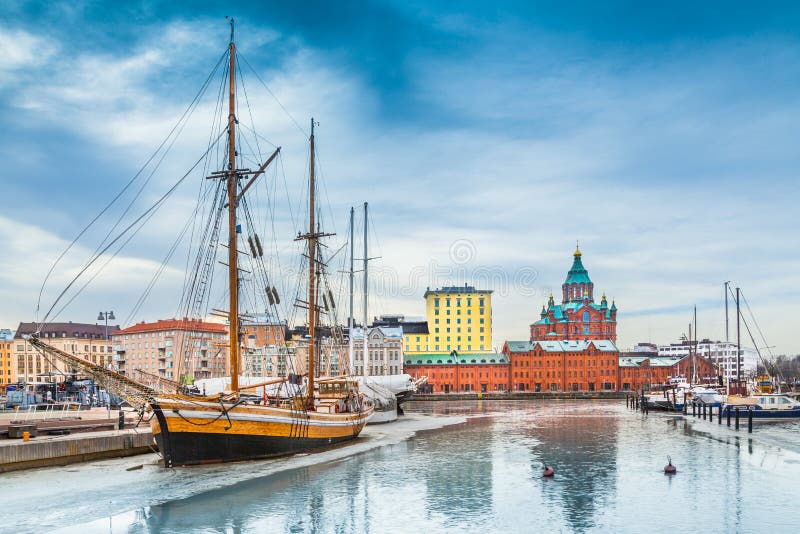 Hermoso de viejo de famoso exitoso oriental ortodoxo catedral iglesia viejo puerto en distrito de sobre el frío en el invierno, finlandia.