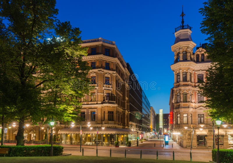Helsinki Uliczny widok przy nocą. Uliczny widok przy nocą w Helsinki, Finlandia Budynki w kącie Pohjoisesplanadi i Kluuvikatu z Hotelowym Kämp na lewicie