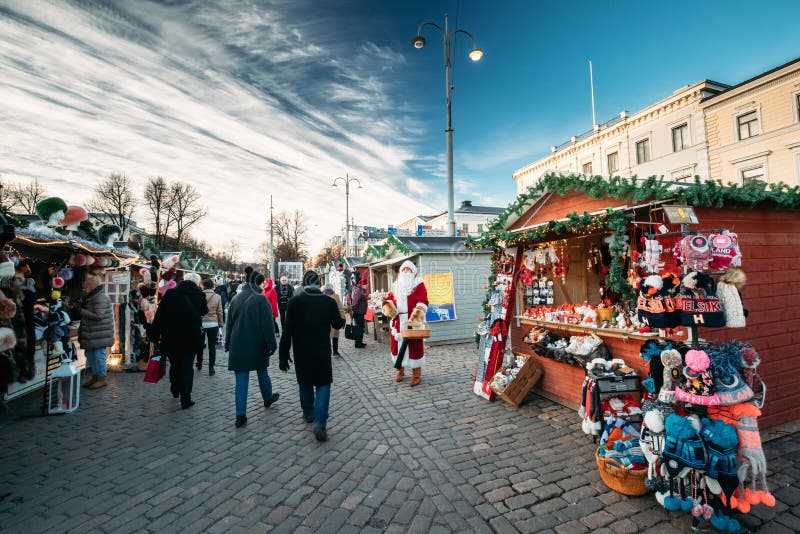 Helsínquia, Finlandia Mercado do Xmas de Santa Claus Giving Candy At Christmas imagens de stock Helsínquia, Finlandia Mercado do Xmas de Santa Claus Giving Candy At Christmas imagens de stock