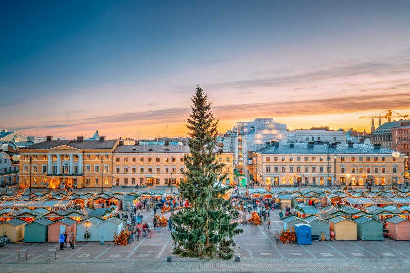 Helsínquia, Finlandia Mercado do Xmas do Natal com árvore de Natal sobre imagens de stock Helsínquia, Finlandia Mercado do Xmas do Natal com árvore de Natal sobre imagens de stock