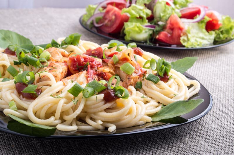 Hem-lagade mat mål på ett grått mattt - spagetti- och grönsaksallad fotografering för bildbyråer Hem-lagade mat mål på ett grått mattt - spagetti- och grönsaksallad fotografering för bildbyråer