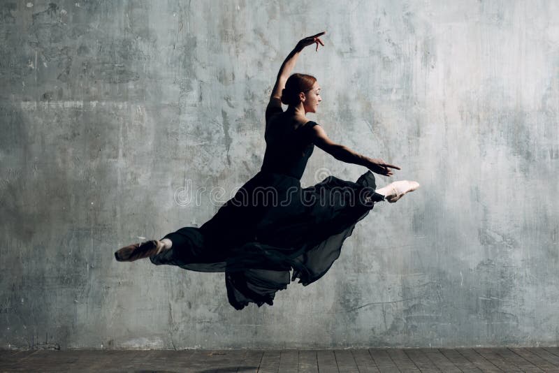 Hembra De La Bailarina Bailarín De Ballet Hermoso Joven De La Mujer, Vestido  En Equipo Profesional, Zapatos Del Pointe Y El Tutú Imagen de archivo -  Imagen de ballet, funcionamiento: 138065377