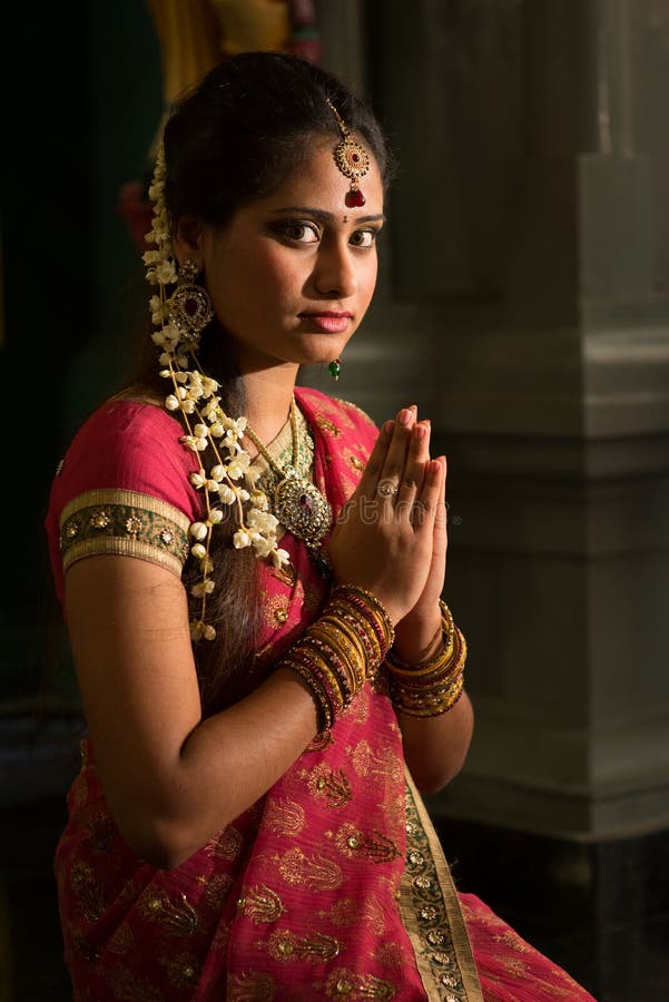 Mujer India Joven Hermosa En Ropa Tradicional Con Nupcial Foto de archivo -  Imagen de manera, misterio: 85178936
