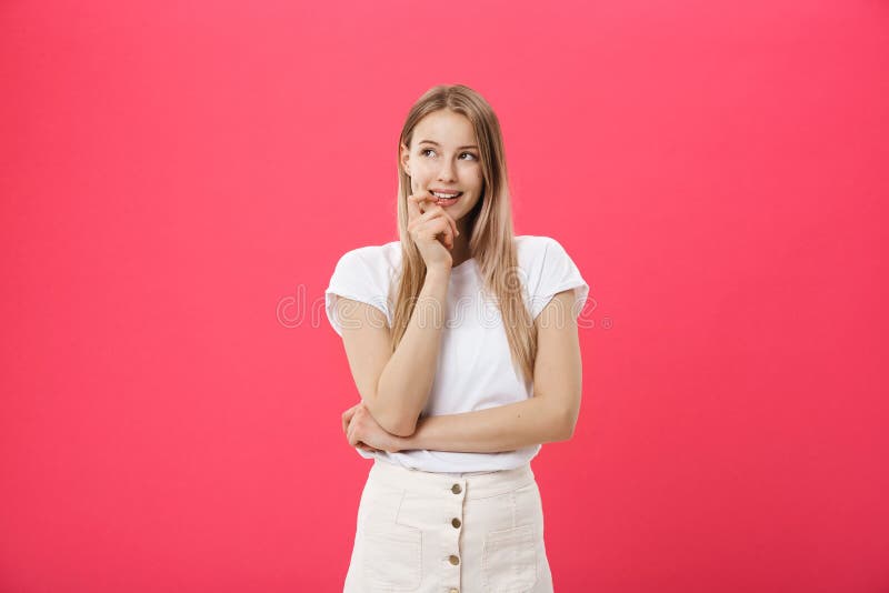 Hembra joven de moda que lleva la ropa casual que presenta sobre fondo rosado imagenes de archivo Hembra joven de moda que lleva la ropa casual que presenta sobre fondo rosado imagenes de archivo