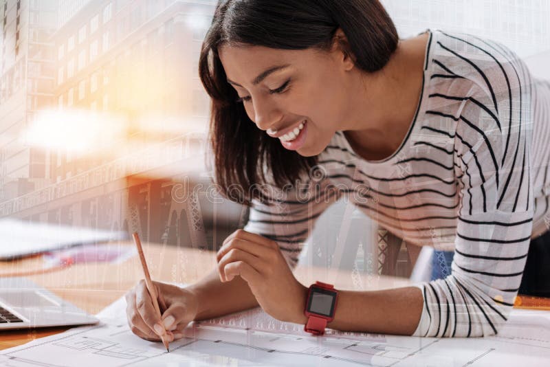 Hembra joven encantadora que disfruta de su trabajo imágenes de archivo libres de regalías Hembra joven encantadora que disfruta de su trabajo imágenes de archivo libres de regalías