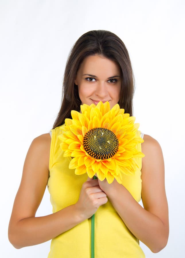 Hembra joven hermosa con un girasol foto de archivo Hembra joven hermosa con un girasol foto de archivo