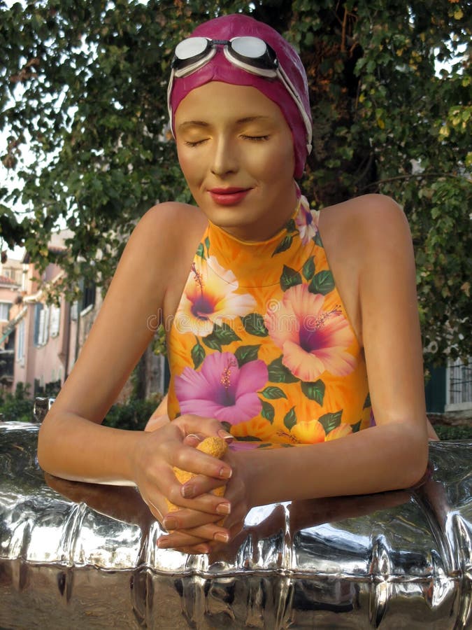 Hembra Magnífica De La De Venecia 2017 Bienales - Mujer Con El Traje De Baño Fotografía editorial - Imagen de ojos, 107005882