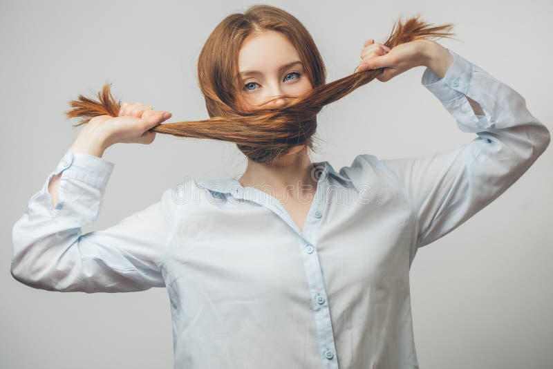 Hembra modelo hermosa con el pelo largo recto del jengibre grueso imágenes de archivo libres de regalías Hembra modelo hermosa con el pelo largo recto del jengibre grueso imágenes de archivo libres de regalías