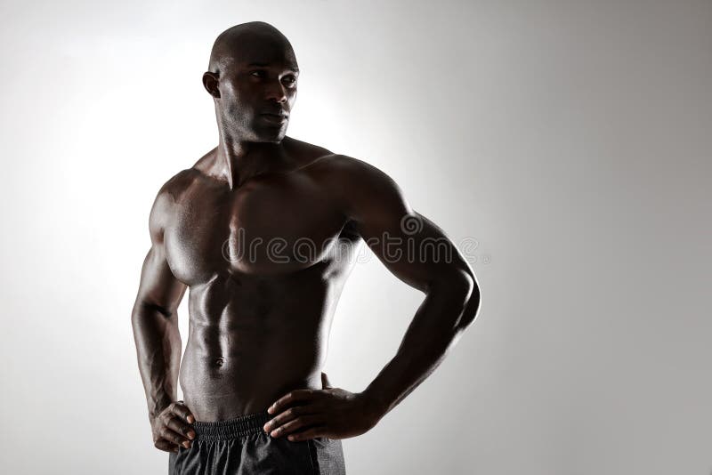 Hemdloses männliches Modell, das gegen grauen Hintergrund aufwirft lizenzfreies stockbild Hemdloses männliches Modell, das gegen grauen Hintergrund aufwirft lizenzfreies stockbild